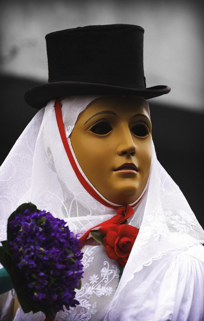 Componidori durante La Sartiglia ad Oristano. L'affittacamere La Casetta si trova esattamente nel centro storico, a pochi metri dalla strada principale in cui si svolgono le pariglie equestri.